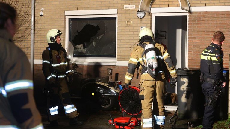 Politie en brandweer bij het huis in Den Bosch (foto: Bart Meesters / SQ Vision).