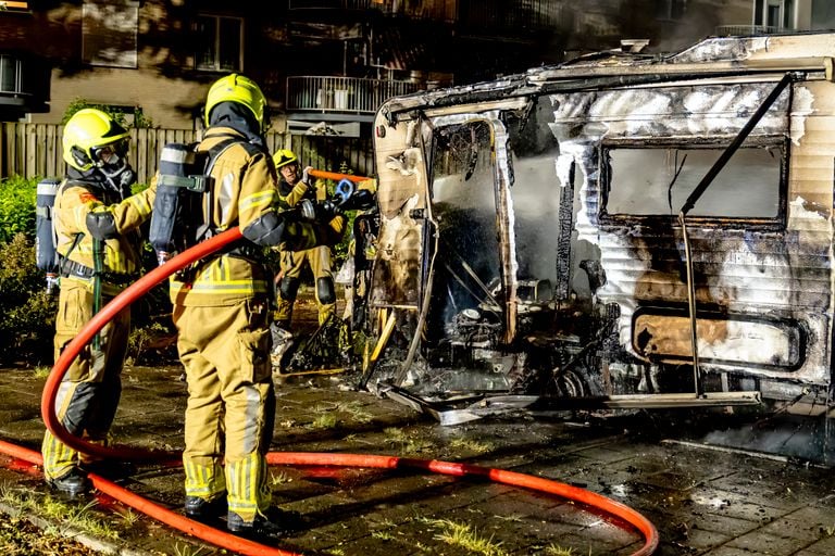 Van de camper in Oosterhout bleef weinig over (foto: Marcel van Dorst/Eye4Images).