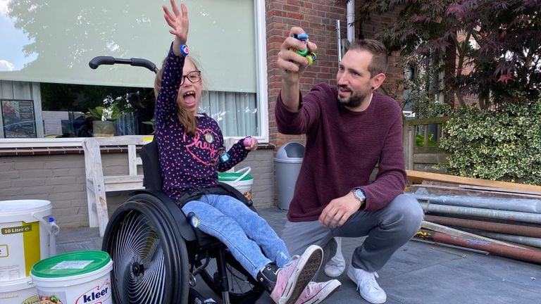 Nanne is dolblij met de gedoneerde kroonkurken (Foto: Linda Koppejan)