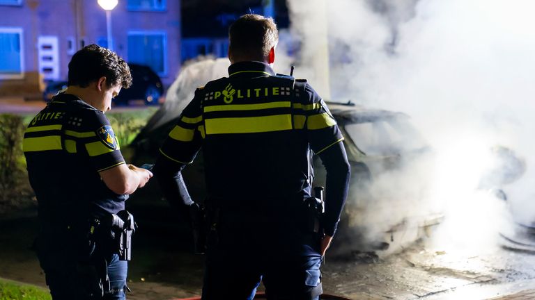 De politie onderzoekt de autobrand in Oss (foto: Gabor Heeres/SQ Vision).