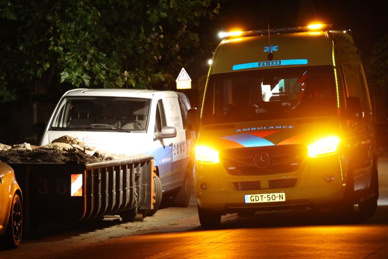 Na de melding werd onder meer een ambulance ingeschakeld (foto: Marco van den Broek/SQ Vision).