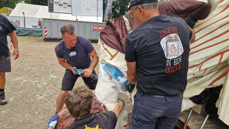 De kop van deze pop wordt eraf gezaagd (Foto: Noël van Hooft).