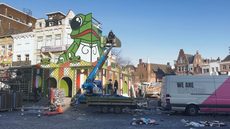 Stellages en uitbouwen bij de cafe's worden afgebroken (foto: Jan Peels)