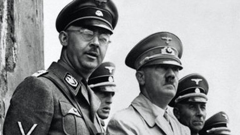 Himmler (links) naast Hitler