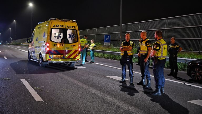 De zwaargewonde automobilist is in een ambulance naar een ziekenhuis gebracht (foto: Toby de Kort/SQ Vision).