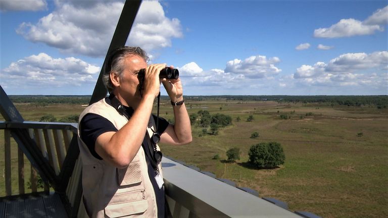 Brandtorenwachter Gert-Jan Arijjansen waakt over het natuurgebied. (foto: Raoul Cartens)