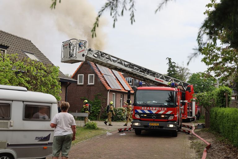 De brandweer bestreed het vuur bij het huis in Uden (foto: Kevin Kanters/SQ Vision).