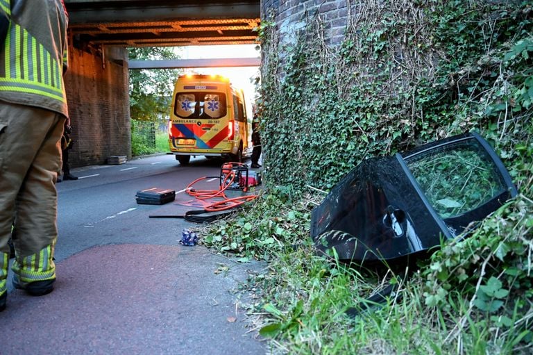 Een van de portieren schoot na de botsing uit de auto (foto: Toby de Kort/SQ Vision).