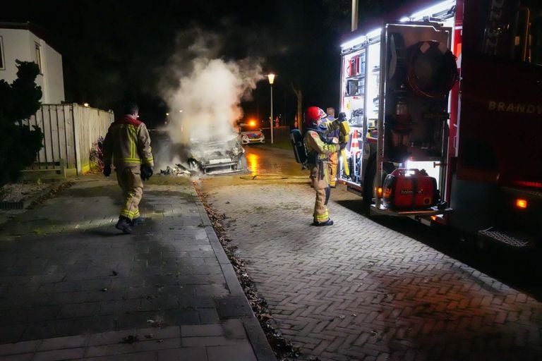 De brandweer had de brand aan de Van der Goesstraat in Helmond snel onder controle (foto: Harrie Grijseels/SQ Vision).