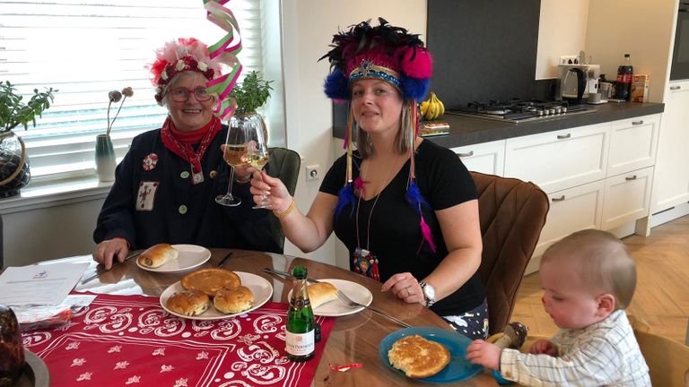 Drie generaties aan het carnavalsontbijt (foto: René van Hoof )