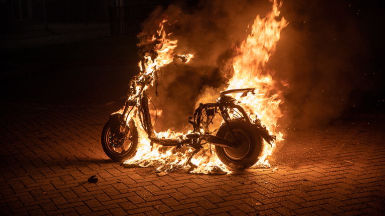 Van de GO-deelscooter in Roosendaal bleef weinig over (foto: Christian Traets/SQ Vision).