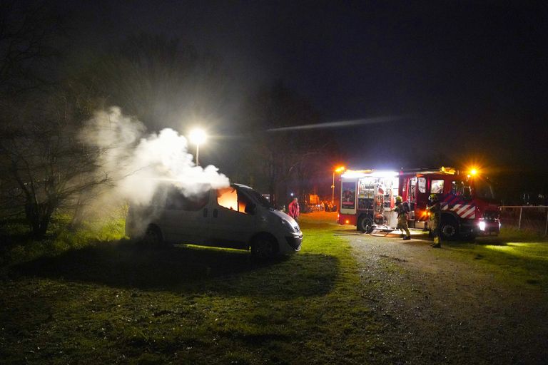 Het busje rookte flink (foto: Jeroen Stuve/SQ Vision Mediaprodukties).