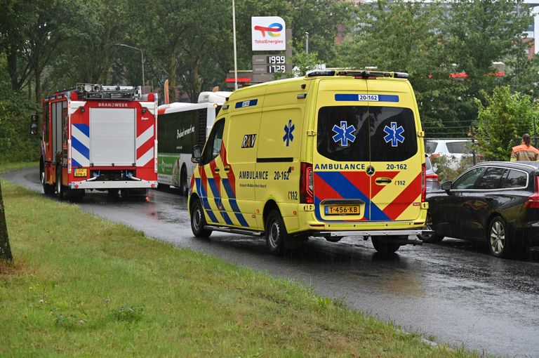 De automobiliste werd na de botsing nagekeken door ambulancepersoneel (foto: Perry Roovers/SQ Vision).