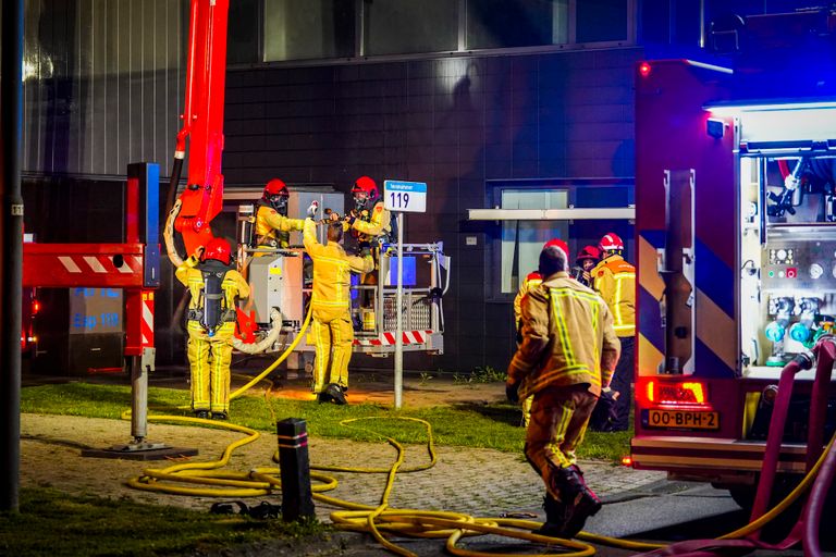 Een hoogwerker werd ingezet om de vlammen op het dak van het bedrijfsgebouw te bestrijden (foto: SQ Vision).