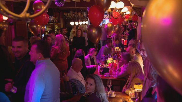 Het is nog oktober en toch leek het wel carnaval in café Tante Pietje (foto: Omroep Brabant).