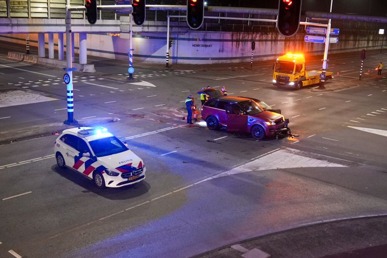 De doorgaanse drukke Deurneseweg moest enige tijd worden afgesloten (foto: Harrie Grijseels/SQ Vision).