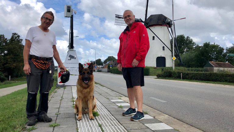 Met een hond langs de drukke provinciale weg lopen blijft spannend (foto: Erik Peeters).