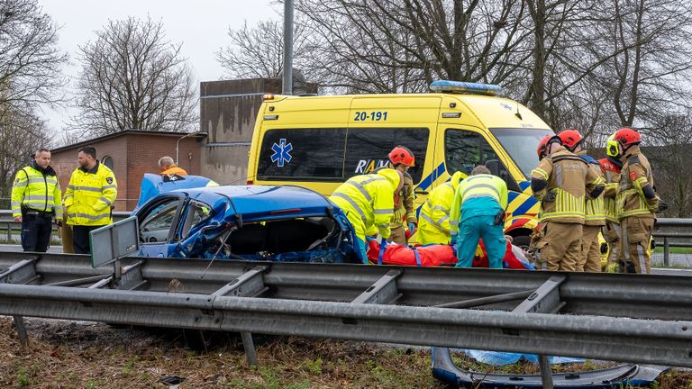 Een inzittende van deze blauwe auto moest door de brandweer worden bevrijd (foto: Iwan van Dun/SQ Vision Mediaprodukties).