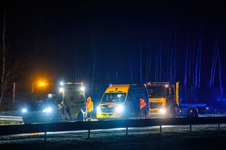 Een bergingsbedrijf heeft de auto opgehaald (foto: Jack Brekelmans/SQ Vision).