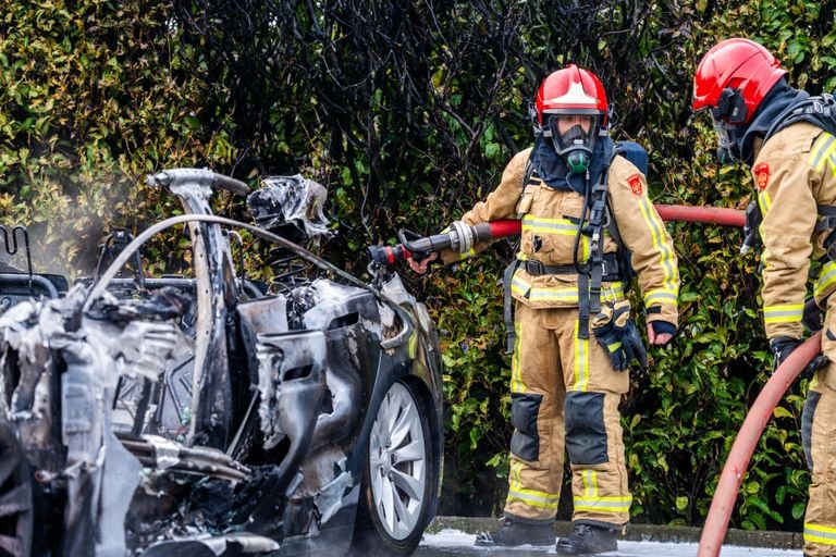 De brandweer bij de uitgebrande auto (foto: Dave Hendriks/SQ Vision).