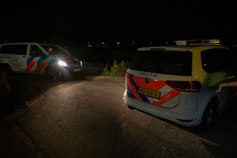 De politie deed met meerdere eenheden onderzoek op camping De Witte Plas in Schijf (foto: Christian Traets/SQ Vision).