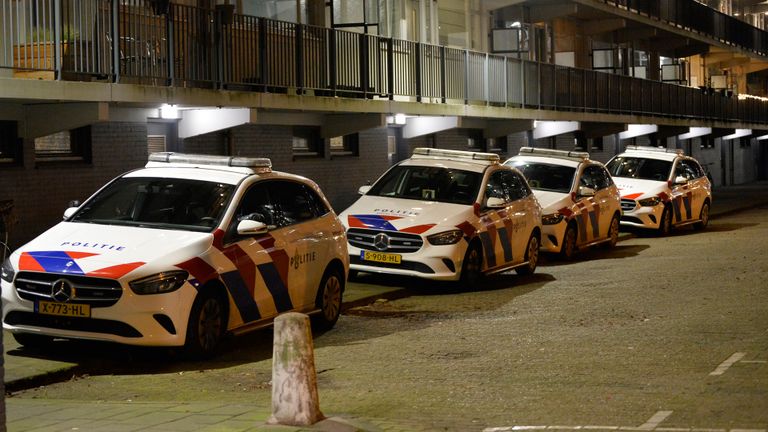 Er stonden veel politiewagens voor het flatgebouw (foto: Perry Roovers/SQ Vision).