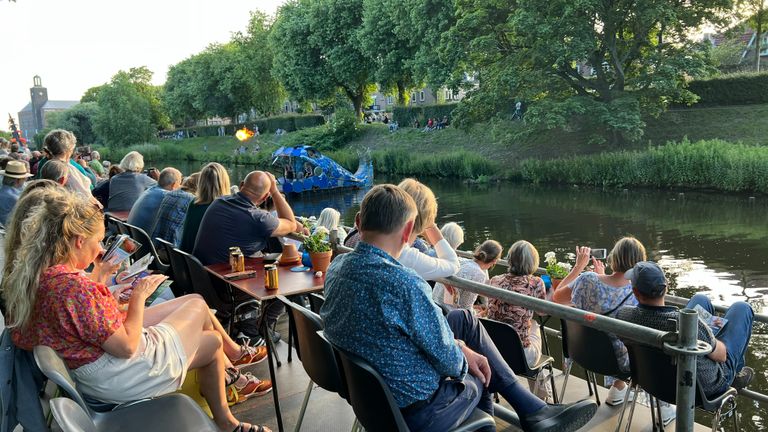 Vanaf de tribunes genieten bezoekers van het spektakel (foto: Megan Hanegraaf). 