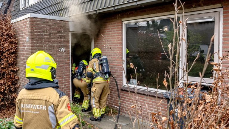 De brandweer was snel aanwezig om de brand in Oosterhout te blussen (foto: Marcel van Dorst/SQ Vision).