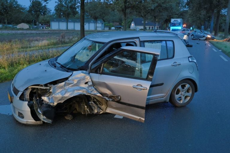 De inzittenden van de auto's raakten bij het ongeluk in Haps niet gewond (foto: SK-Media).