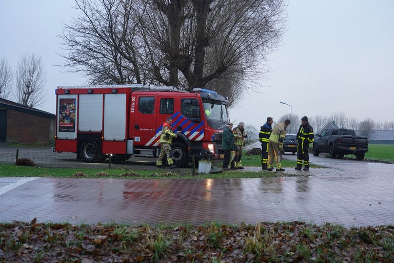 De brandweer bezig in Dorst (foto: Jeroen Stuve/SQ Vision Mediaprodukties).