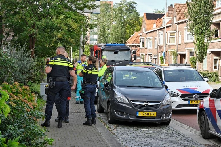 Meerdere hulpverleners bij het huis van Yvon K. in Tilburg (foto: Toby de Kort/SQ Vision).