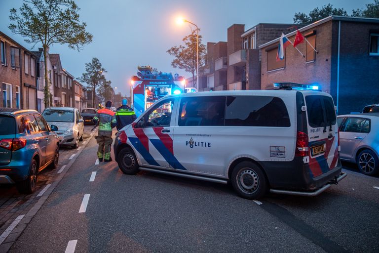 Diverse hulpdiensten werden opgeroepen vanwege de autobrand aan de Kalsdonksestraat in Roosendaal (foto: Christian Traets/SQ Vision).