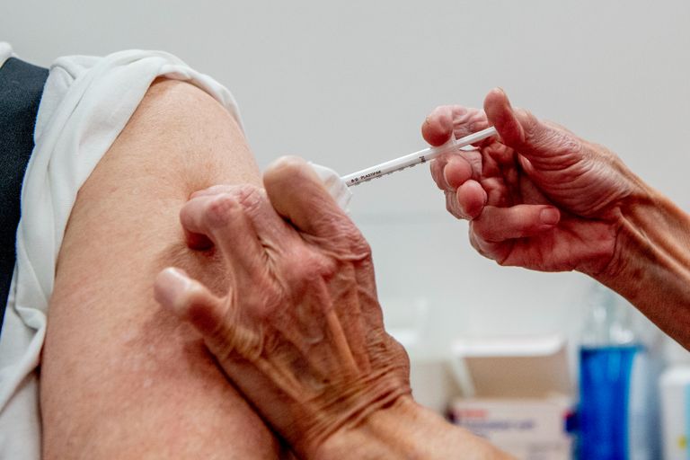 Vandaag krijgen de eerste ouderen een boosterprik (foto: ANP / Hollandse Hoogte). 