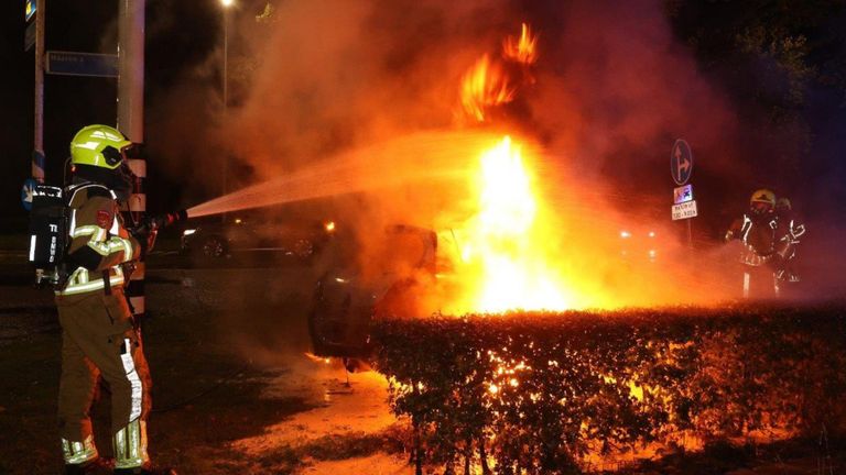 De brandweer bluste de auto (foto: Bart Meesters).