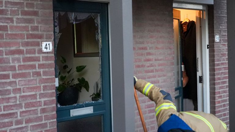 De brandweer forceerde de deur van het huis aan de Nieuwe Brouwerstraat in Oss (foto: Gabor Heeres/SQ Vision).