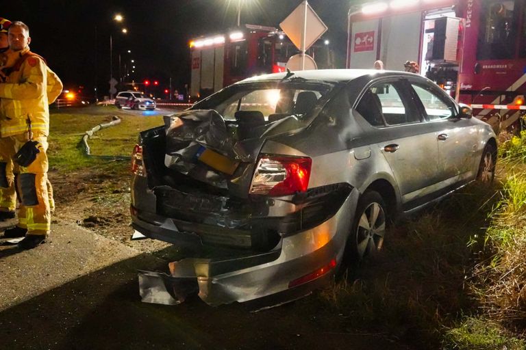 Auto's in de buurt liepen bij de crash schade op. 