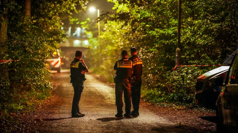 Agenten houden een oogje in het zeil (foto: SQ Vision Mediaprodukties).