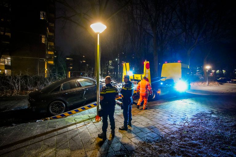 De uitgebrande auto in de Kruisakker wordt afgevoerd (foto: SQ Vision).