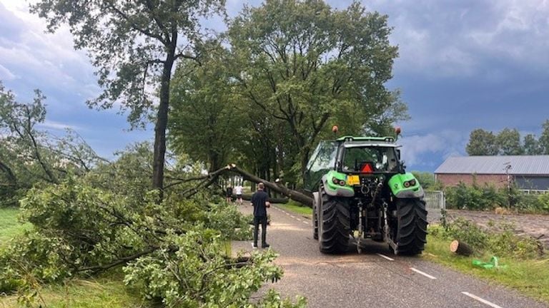 Er werd ook een tractor ingezet (foto: Corien Snijder).