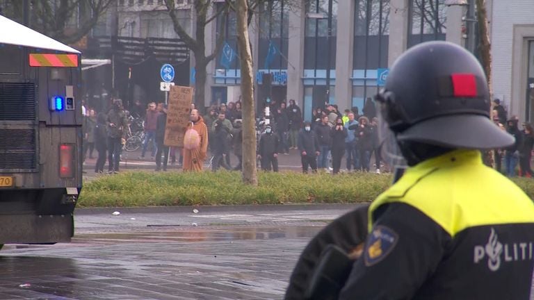 Menigte trekt van 18  Septemberplein naar het station