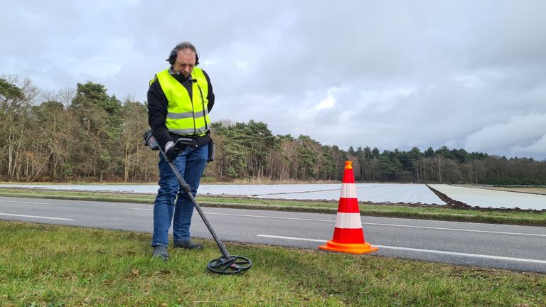 Ton Wagemakers zoekt de berm centimeter voor centimeter af (foto: Noël van Hooft)