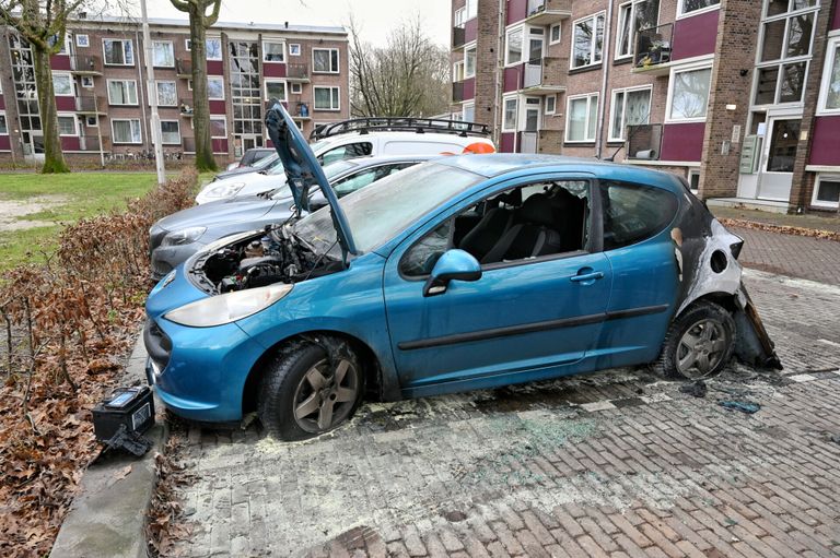 De politie onderzoekt hoe de autobrand in de Edisonlaan in Tilburg kon ontstaan (foto: Toby de Kort/SQ Vision).