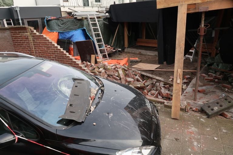 De schade aan de auto en het pand in beeld (foto: Perry Roovers/SQ Vision).