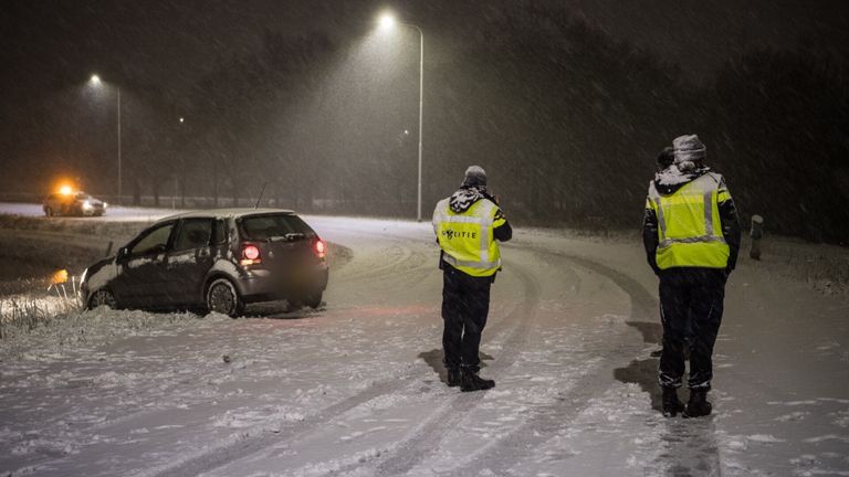 Op de A27 bij Breda slipte zaterdagavond een automobilist (foto: Jack Brekelmans/SQ Vision).