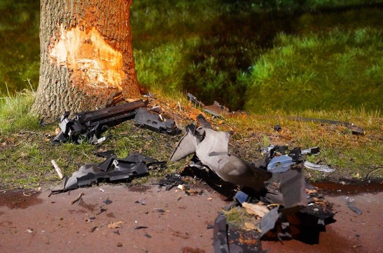 De automobiliste raakte ondanks de klap van haar auto tegen de boom naast de Haarenseweg bij Esch niet gewond (foto: Bart Meesters).