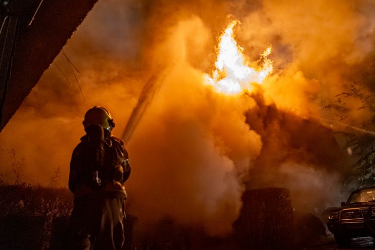 De brandweer had veel werk aan het bestrijden van de brand aan de Muilkerk in Dussen (foto: Jurgen Versteeg/SQ Vision).