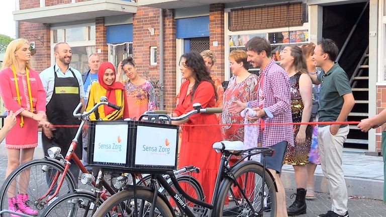 Buurtbewoners van de volkswijk bij elkaar voor een feestje (foto: Jan Peels)