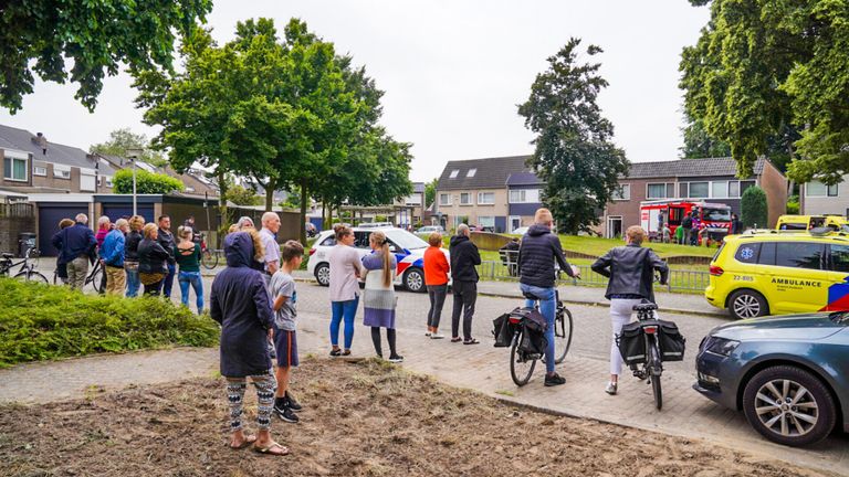 De buurt is uitgelopen vanwege de brand in Someren (foto: Dave Hendriks/SQ Vision).