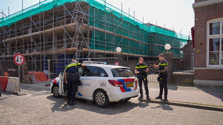 Een man werd meegenomen door agenten na de melding van een steekpartij in Helmond (foto: Harrie Grijseels/SQ Vision).