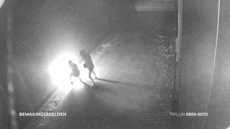 Op camerabeelden is te zien hoe de mannen iets brandbaars aansteken (foto: Bureau Brabant).